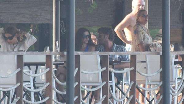 كيفانش تاتليتوغ يستمتع بالغداء مع زوجته على البحر مداعباً المصورين (صور) 2