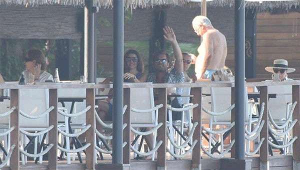 كيفانش تاتليتوغ يستمتع بالغداء مع زوجته على البحر مداعباً المصورين (صور) 1